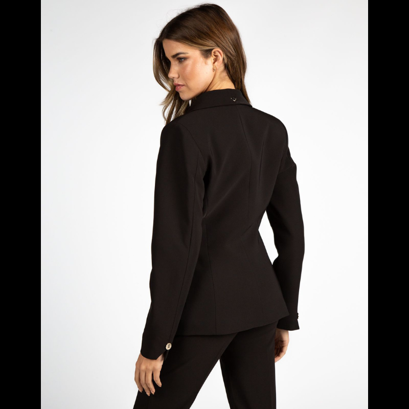 Blazer clássico preto com corte estruturado. Fecha na frente com botão metálico e termina os punhos com abertura e botão. Os detalhes com aplicações em dourado na lapela confere-lhe um toque distinto.
Composição: 87%Poliéster Reciclado + 13%Spandex
Forro corpo: 100%Poliéster
Forro mangas: 93%Poliéster + 7%Elastano