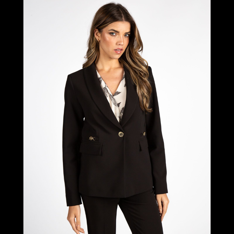Blazer clássico preto com corte estruturado. Fecha na frente com botão metálico e termina os punhos com abertura e botão. Os detalhes com aplicações em dourado na lapela confere-lhe um toque distinto.
Composição: 87%Poliéster Reciclado + 13%Spandex
Forro corpo: 100%Poliéster
Forro mangas: 93%Poliéster + 7%Elastano