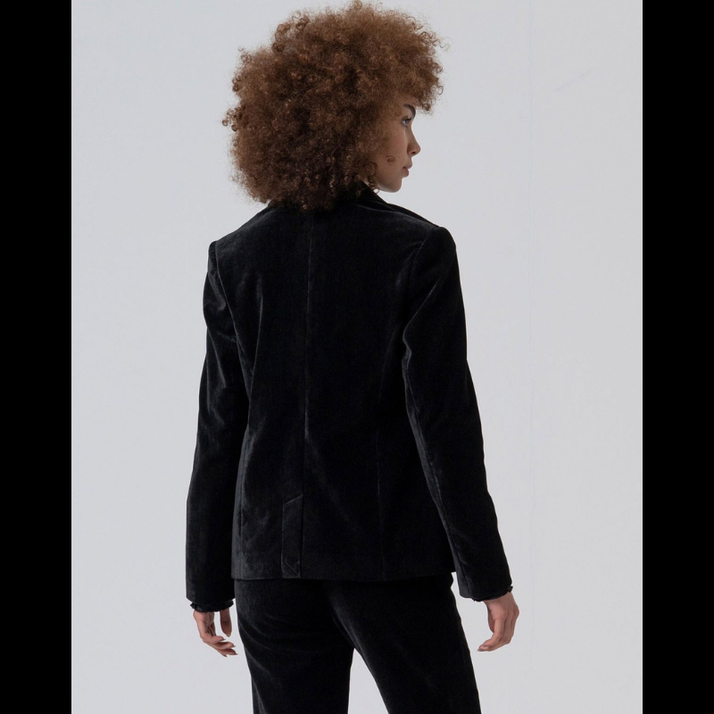 Blazer preto em veludo com forro estampado. Fecha na frente com um botão. Bolsos na frente com pala funcionais. Lapela com pormenor em preto brilhante acetinado.
Composição: 97%Poliéster + 3%Elastano. Forro: 92%Poliéster + 8%Elastano