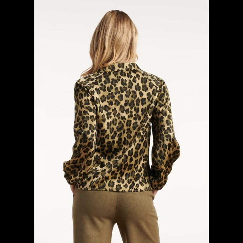 Blusa acetinada com estampado animal print em verde tropa e preto. Fecha na frente com botões pretos e os punhos terminam com elástico.
Composição: 100%Poliéster