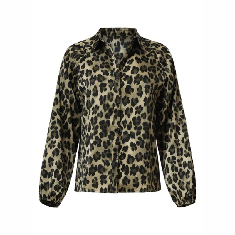Blusa acetinada com estampado animal print em verde tropa e preto. Fecha na frente com botões pretos e os punhos terminam com elástico.
Composição: 100%Poliéster