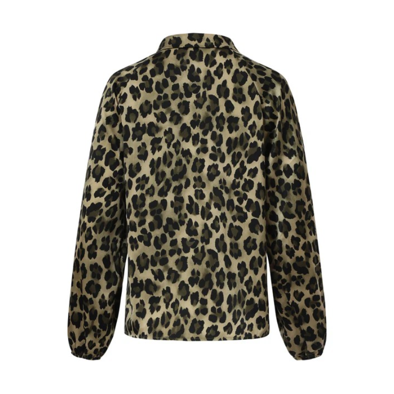 Blusa acetinada com estampado animal print em verde tropa e preto. Fecha na frente com botões pretos e os punhos terminam com elástico.
Composição: 100%Poliéster