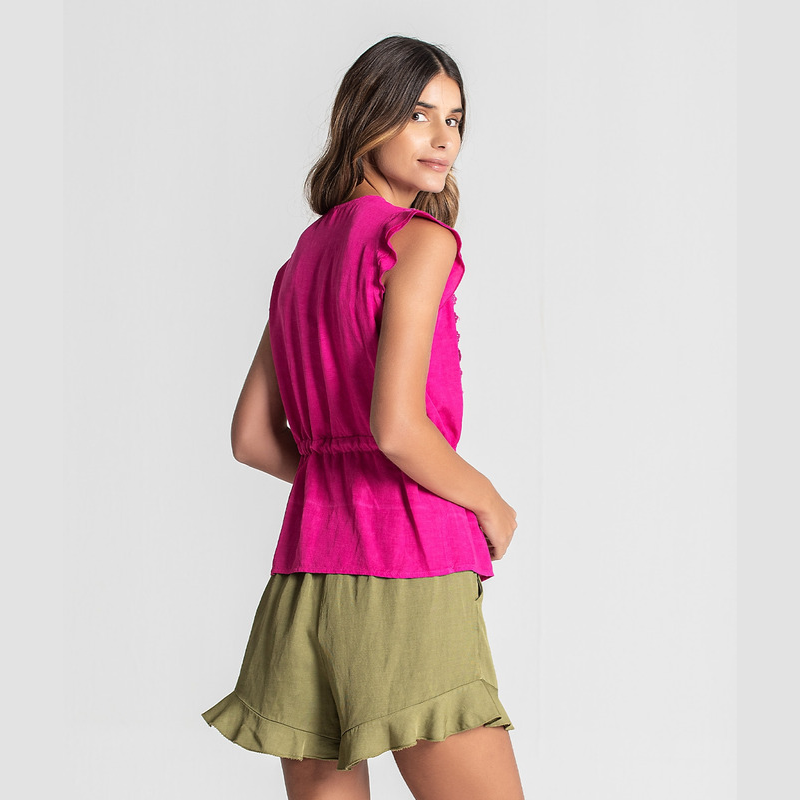 Blusa com botões na frente e cordão na cintura.
Composição: 75% Rayon + 25% Linho