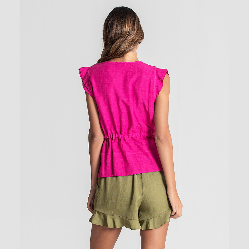 Blusa com botões na frente e cordão na cintura.
Composição: 75% Rayon + 25% Linho