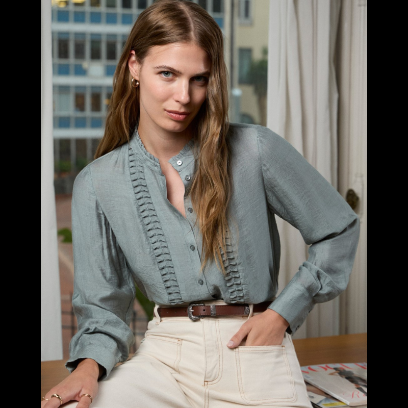 Blusa de manga comprida, em azul aço, com fantasia à frente. Blusa de gola a padre com folho.
Composição: 80%Viscose + 20%Poliamida