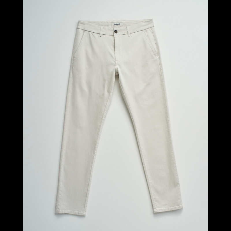 Calças chino de corte slim fit que combinam estilo e conforto. Confecionadas em tom cru neutro, apresentam cintura média com cordão interno ajustável para um encaixe personalizado. O design inclui quatro bolsos funcionais e presilhas, garantindo versatilidade no dia a dia. Ideais para criar looks casual refinados ou composições mais formais, estas calças adaptam-se facilmente a diferentes ocasiões e estilos pessoais.