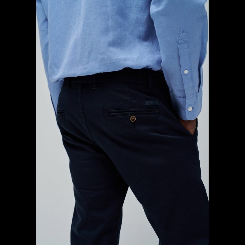 Calças Chino em azul marinho S-Activ onde encontra o conforto e o estilo da calça chino na mesma peça. Calça fresca e leve com cintura média e perna slim. Calças com quatro bolsos funcionais.
Cintura: Medium rise
Corte: Slim leg
Composição: 99%Algodão + 1%Elastano