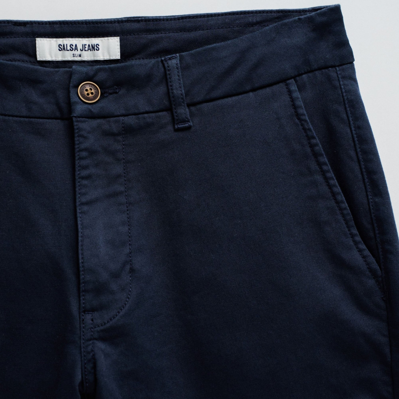 Calças Chino em azul marinho S-Activ onde encontra o conforto e o estilo da calça chino na mesma peça. Calça fresca e leve com cintura média e perna slim. Calças com quatro bolsos funcionais.
Cintura: Medium rise
Corte: Slim leg
Composição: 99%Algodão + 1%Elastano