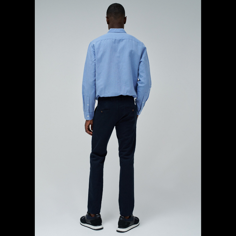 Calças Chino em azul marinho S-Activ onde encontra o conforto e o estilo da calça chino na mesma peça. Calça fresca e leve com cintura média e perna slim. Calças com quatro bolsos funcionais.
Cintura: Medium rise
Corte: Slim leg
Composição: 99%Algodão + 1%Elastano