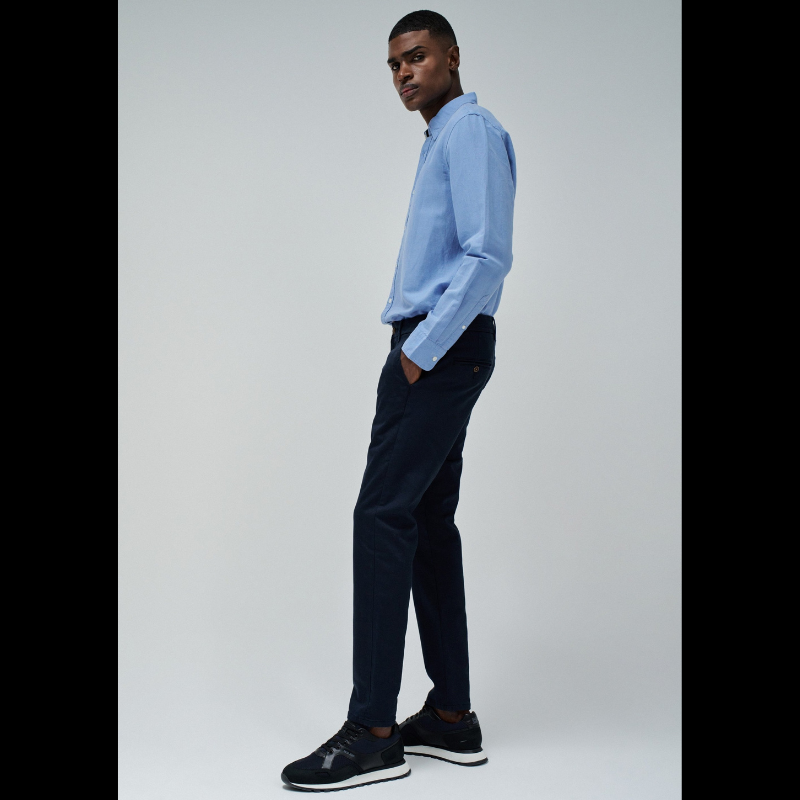 Calças Chino em azul marinho S-Activ onde encontra o conforto e o estilo da calça chino na mesma peça. Calça fresca e leve com cintura média e perna slim. Calças com quatro bolsos funcionais.
Cintura: Medium rise
Corte: Slim leg
Composição: 99%Algodão + 1%Elastano