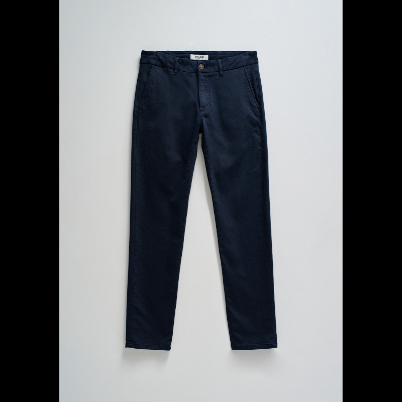 Calças Chino em azul marinho S-Activ onde encontra o conforto e o estilo da calça chino na mesma peça. Calça fresca e leve com cintura média e perna slim. Calças com quatro bolsos funcionais.
Cintura: Medium rise
Corte: Slim leg
Composição: 99%Algodão + 1%Elastano