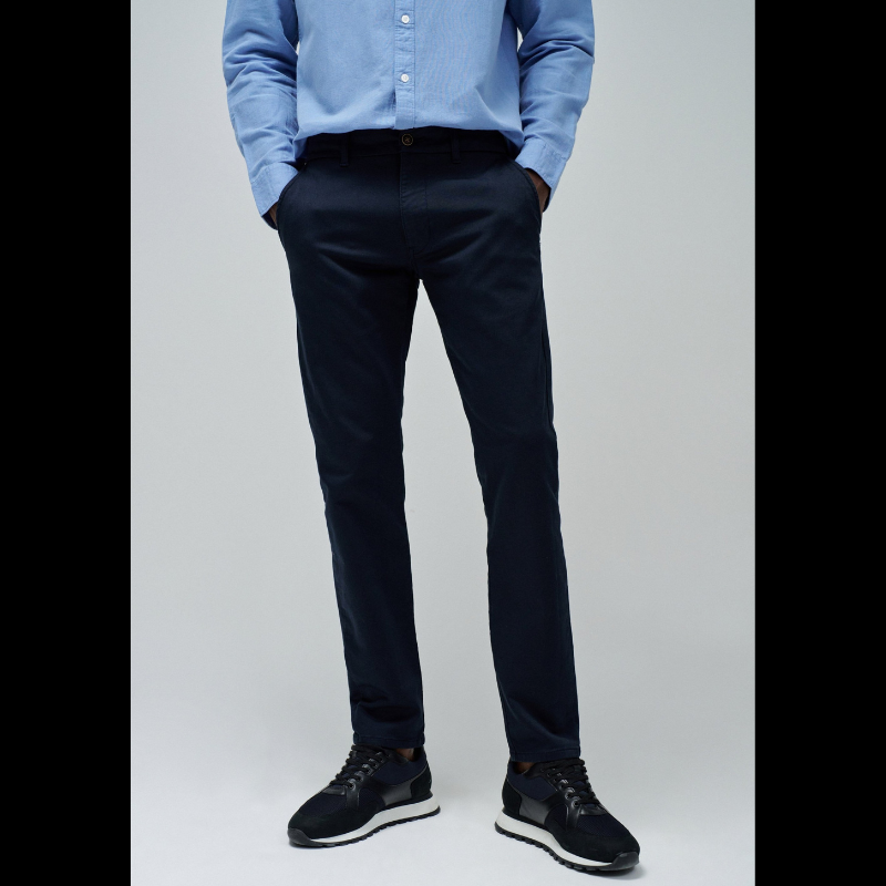 Calças Chino em azul marinho S-Activ onde encontra o conforto e o estilo da calça chino na mesma peça. Calça fresca e leve com cintura média e perna slim. Calças com quatro bolsos funcionais.
Cintura: Medium rise
Corte: Slim leg
Composição: 99%Algodão + 1%Elastano