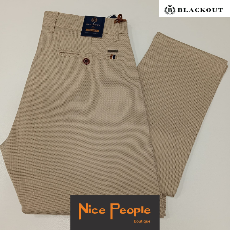 Calça chino "Stretch slim", em falso liso de cor bege.
Composição: 98% Algodão + 2%Elastano