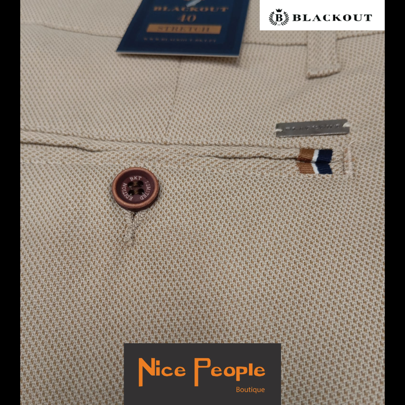 Calça chino "Stretch slim", em falso liso de cor bege.
Coposição: 98% Algodão + 2%Elastano