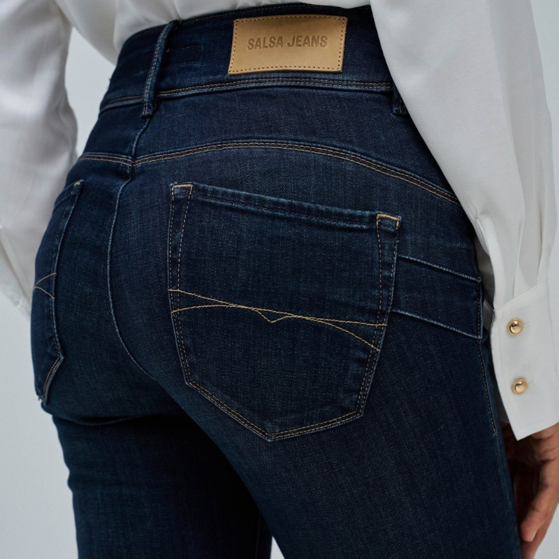 Calças jeans Push In com perna bootcut, de cintura média e a fechar na frente com fecho de correr e dois botões. Calças com 4 bolsos e com detalhe nos dois da frente. O efeito Push In Secret com dois botões proporciona o efeito barriga lisa.
Composição: 97%Algodão + 3%Elastano