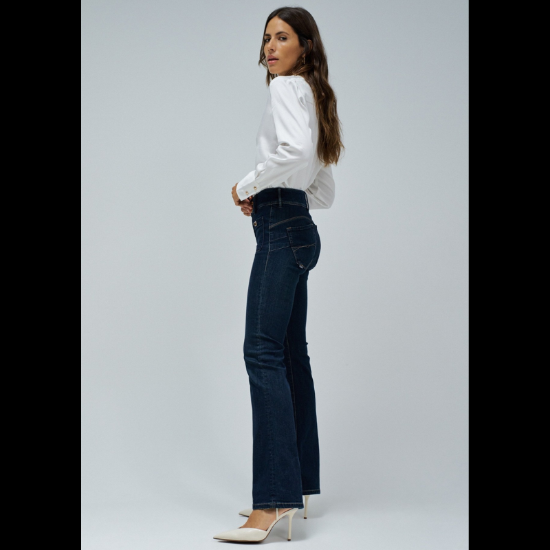 Calças jeans Push In com perna bootcut, de cintura média e a fechar na frente com fecho de correr e dois botões. Calças com 4 bolsos e com detalhe nos dois da frente. O efeito Push In Secret com dois botões proporciona o efeito barriga lisa.
Composição: 97%Algodão + 3%Elastano