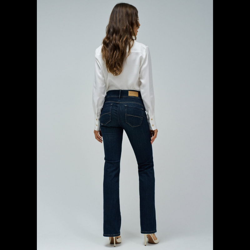 Calças jeans Push In com perna bootcut, de cintura média e a fechar na frente com fecho de correr e dois botões. Calças com 4 bolsos e com detalhe nos dois da frente. O efeito Push In Secret com dois botões proporciona o efeito barriga lisa.
Composição: 97%Algodão + 3%Elastano