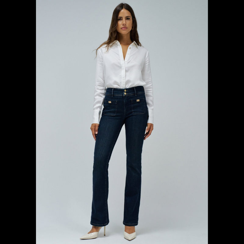 Calças jeans Push In com perna bootcut, de cintura média e a fechar na frente com fecho de correr e dois botões. Calças com 4 bolsos e com detalhe nos dois da frente. O efeito Push In Secret com dois botões proporciona o efeito barriga lisa.
Composição: 97%Algodão + 3%Elastano
