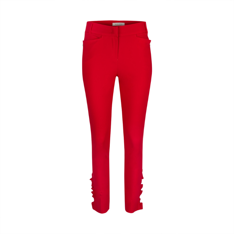 Calças skinny, vermelha, com folho e laço a terminar a perna. Bolsos frontais de chapa e falsos bolsos de vivo atrás. Fecha na frente com fecho e um gancho oculto.
Composição: 63% Algodão + 34% Nylon + 3% Spandex
