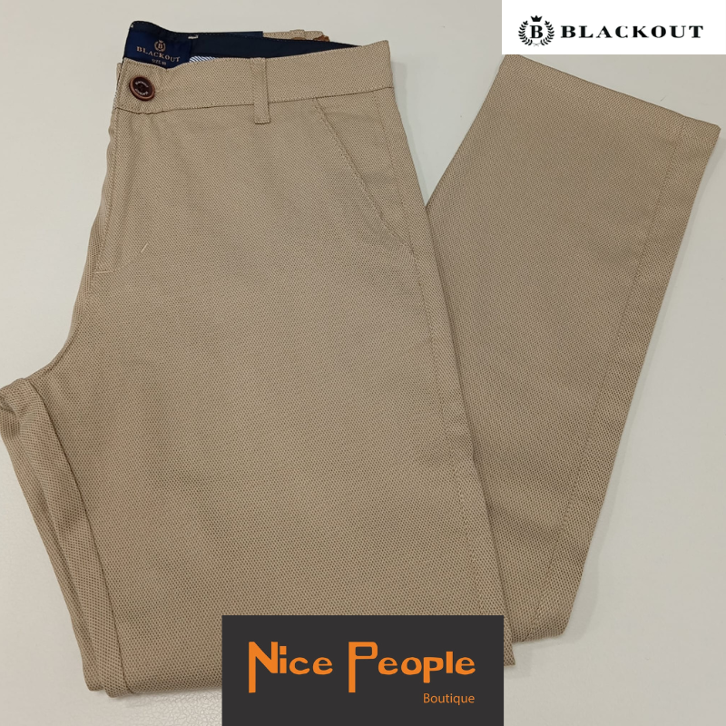 Calça chino "Stretch slim", em falso liso de cor bege.
Composição: 98% Algodão + 2%Elastano