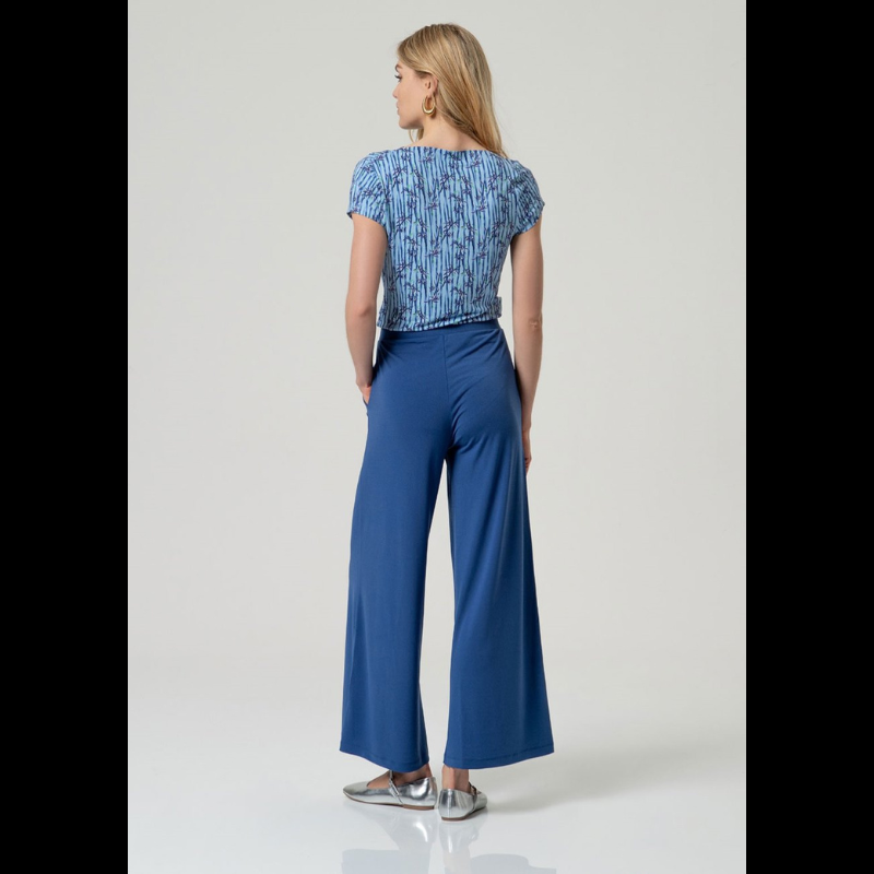 Experimente a versatilidade desta calça pantalona azul SURKANA, desenhada para quem valoriza conforto sem abrir mão do estilo. A cintura subida oferece um ajuste lisonjeiro e seguro, enquanto o elástico na cintura garante comodidade durante todo o dia. Com bolsos chino laterais funcionais, é a peça ideal para composições modernas e sofisticadas.