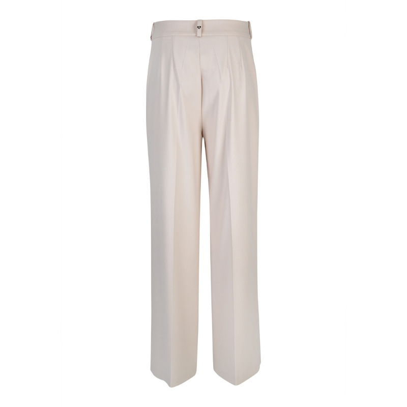 Calças pantalonas beges de cintura subida. Fecha na frente com fecho zíper e 2 colchetes ocultos. Bolsos nas laterias com ilhós em dourado.
Composição: 66%Poliéster + 31%Viscose + 3%Spandex
