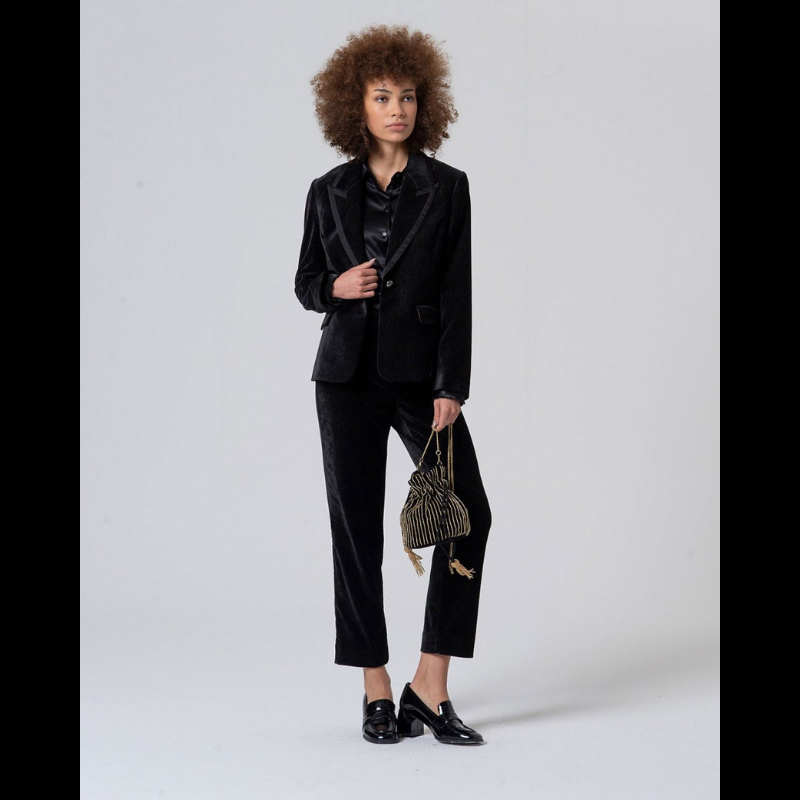 Blazer preto em veludo com forro estampado. Fecha na frente com um botão. Bolsos na frente com pala funcionais. Lapela com pormenor em preto brilhante acetinado.
Composição: 97%Poliéster + 3%Elastano. Forro: 92%Poliéster + 8%Elastano
