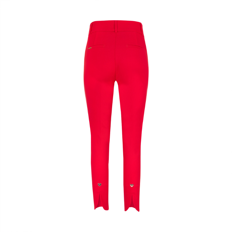 Calças skinny, em vermelho, com aplicação de infinito metálico nas presilhas da frente. Calças de cintura subida com abertura na parte de trás da perna. Bolsos frontais de chapa e bolsos de falso vivo atrás. Fecha com fecho de correr oculto por aba e com dois ganchos metálicos.
Composição: 64% Algodão + 34%Poliérter + 2%Spandex
Fabricado em Portugal