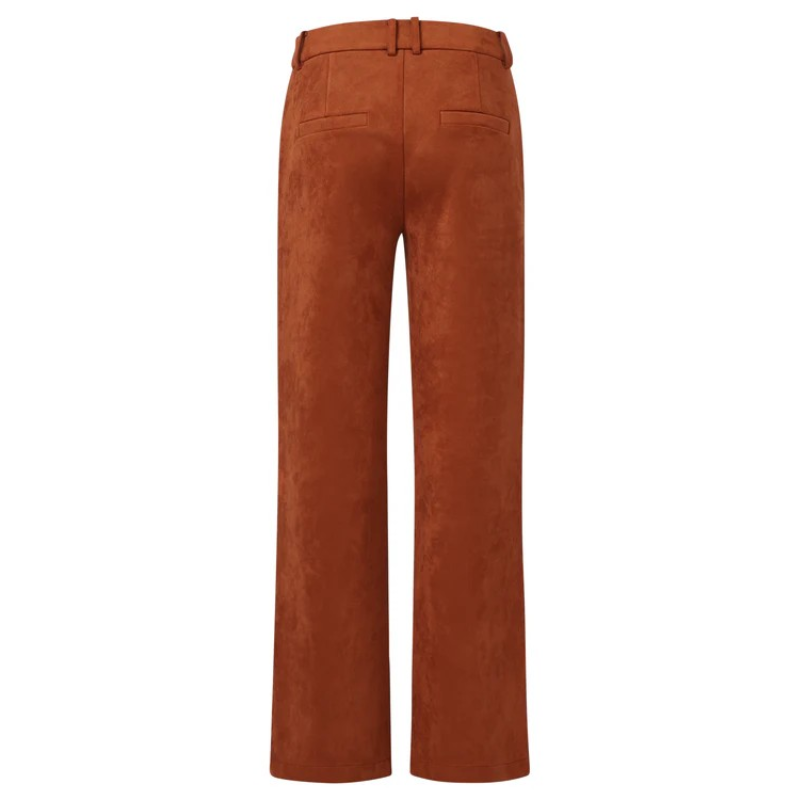 Calças direitas de camurça em cognac. Fecha na frente com fecho e botão forrado. Calças com bolsos chino funcionais, de cintura subida e com presilhas.
Composição: 95%Poliéster + 5%Spandex