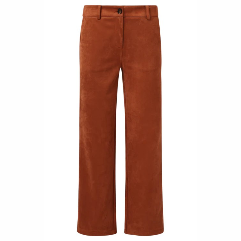 Calças direitas de camurça em cognac. Fecha na frente com fecho e botão forrado. Calças com bolsos chino funcionais, de cintura subida e com presilhas.
Composição: 95%Poliéster + 5%Spandex