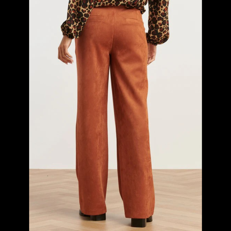 Calças direitas de camurça em cognac. Fecha na frente com fecho e botão forrado. Calças com bolsos chino funcionais, de cintura subida e com presilhas.
Composição: 95%Poliéster + 5%Spandex