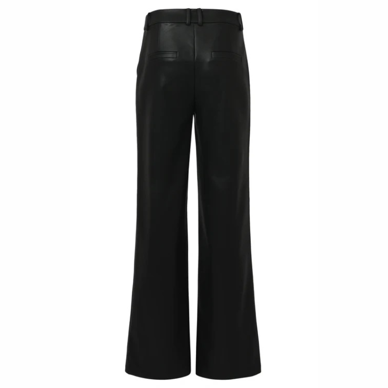 Calças direitas e largas em preto. Fecha à frente com fecho e botão. Calças com bolsos chino funcionais. Calças de cintura subida e presilhas.
Composição: 100% Poliuretano