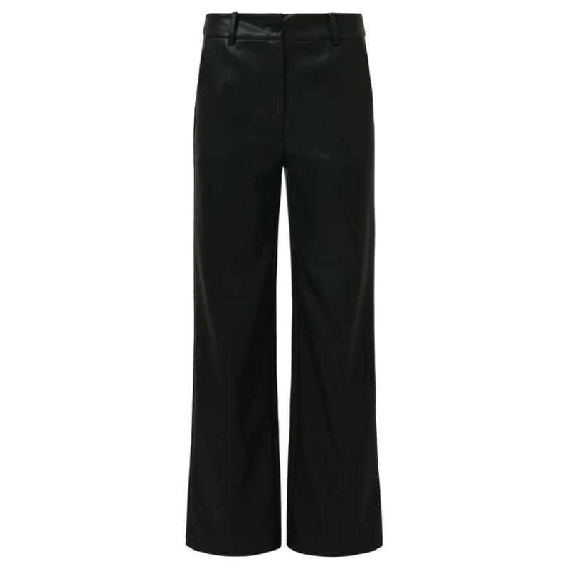 Calças direitas e largas em preto. Fecha à frente com fecho e botão. Calças com bolsos chino funcionais. Calças de cintura subida e presilhas.
Composição: 100% Poliuretano