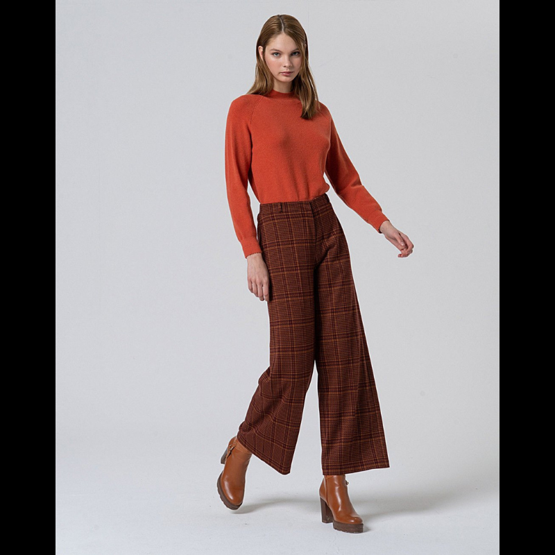 Calças retas com padrão jacquard em tons de tijolo. Bolsos laterias funcionais. Calças a fechar na frente com colchete e botão interior e fecho ziper. Cintura com elástico na parte de trás.
Composição: 75%Poliéster + 23%Viscose + 2%Elastano
