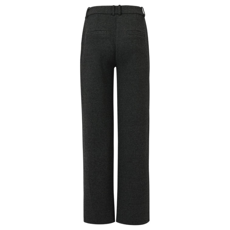 Calças largas com padrão ziz-zag em cinza e preto, de vinco na frente costurado. Calças a fechar na frente com fecho e botão e com elástico na cintura com presilhas. Bolsos chino funcionais.
Composição: 55%Poliéster + 27%Viscose + 13%Rayon + 5%Lã