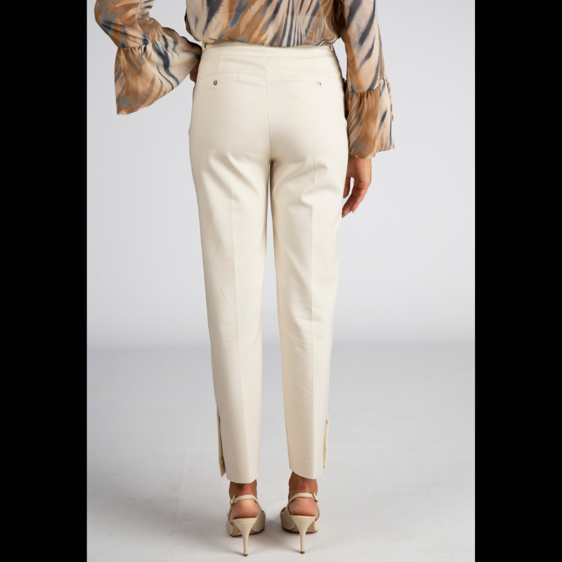 Calças skinny, de cor creme, de cintura alta e dupla, com dois botões metálicos e fecho. Calças com dois bolsos laterias funcionais e três botões no fundo da perna.
Composição: 50%Algodão + 46%Nylon + 4%Elastano