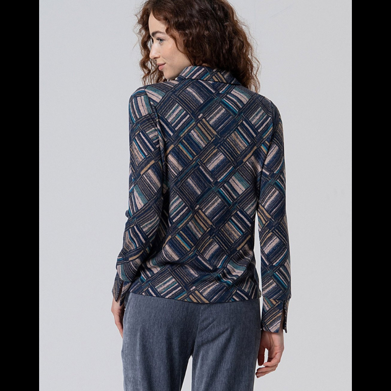 Camisa de mangas compridas com padrão geométrico em tons azuis e bege.
Composição: 50%Poliéster Reciclado + 45%Poliéster + 5%Elastano