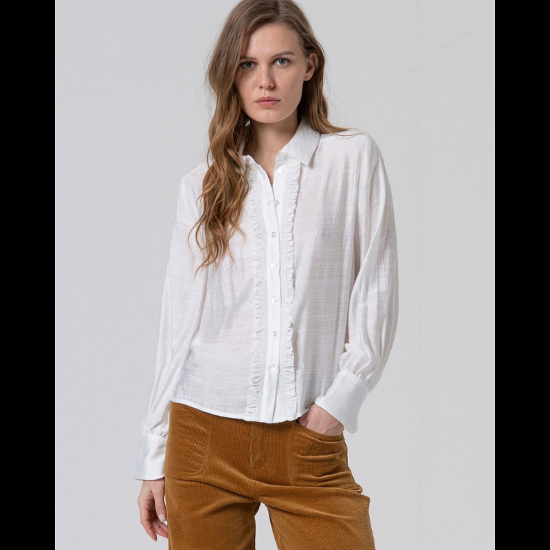 Camisa de manga comprida branca com folhos.
Composição: 80%Viscose + 20%Poliamida