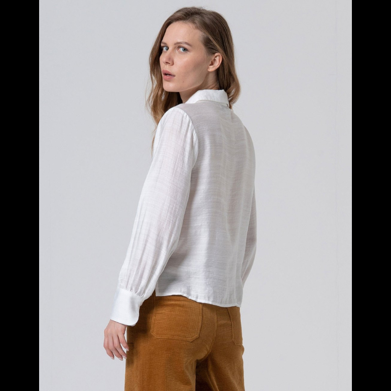 Camisa de manga comprida branca com folhos.
Composição: 80%Viscose + 20%Poliamida
