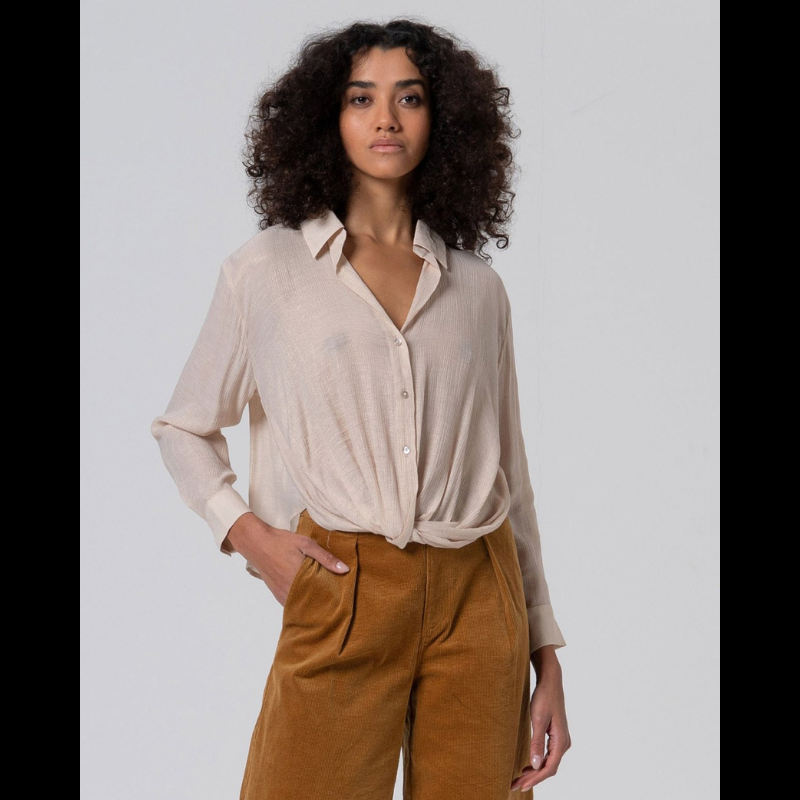 Camisa de decote em V, com bainha drapeada na frente, na cor crú com brilho dourado.
Composição: 65%Visose + 35%Poliamida