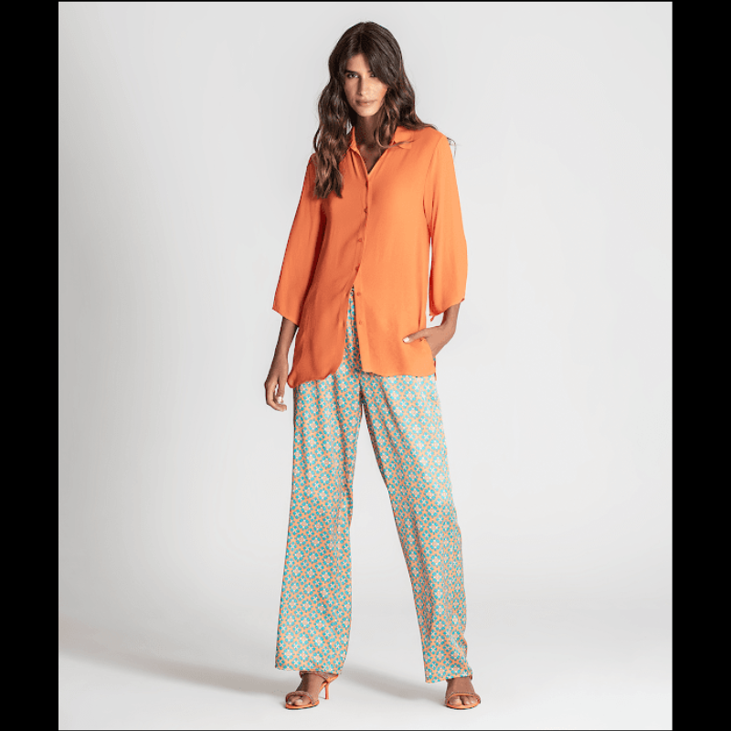 Camiseiro laranja com botões na frente. Manga 3/4 soltas.
Composição: 100%Viscose
Nota: Cava a cava mede 50cm (M/L)