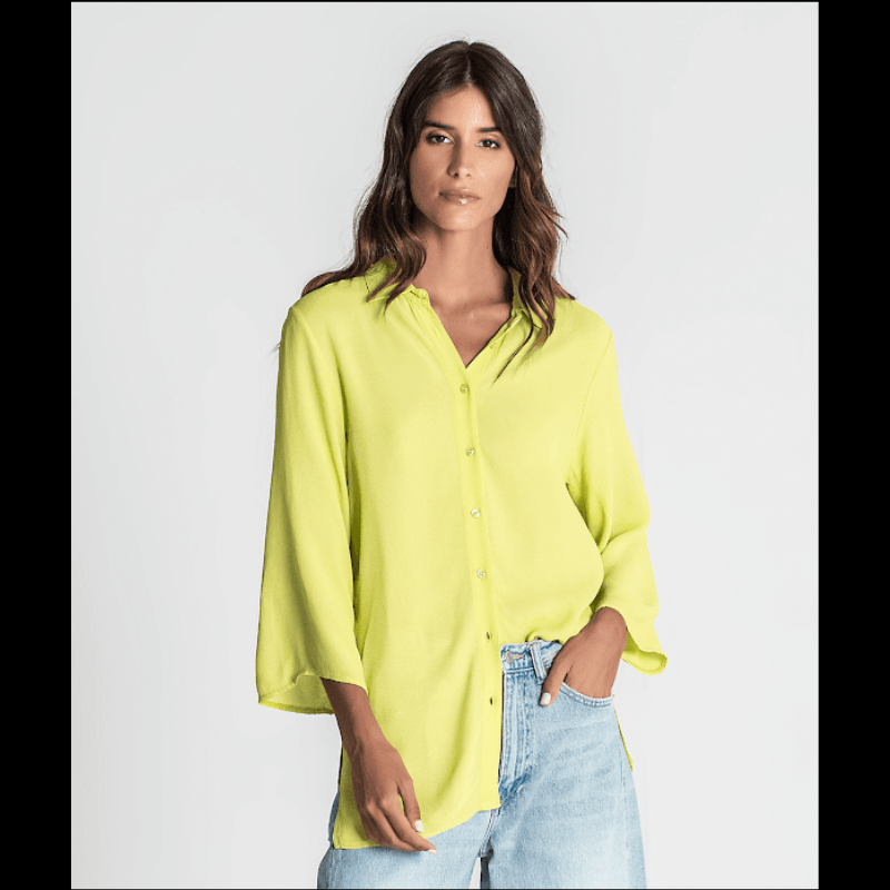 Camiseiro lima com botões na frente. Manga 3/4 soltas.
Composição: 100%Viscose
Nota: Cava a cava mede 50cm (M/L)