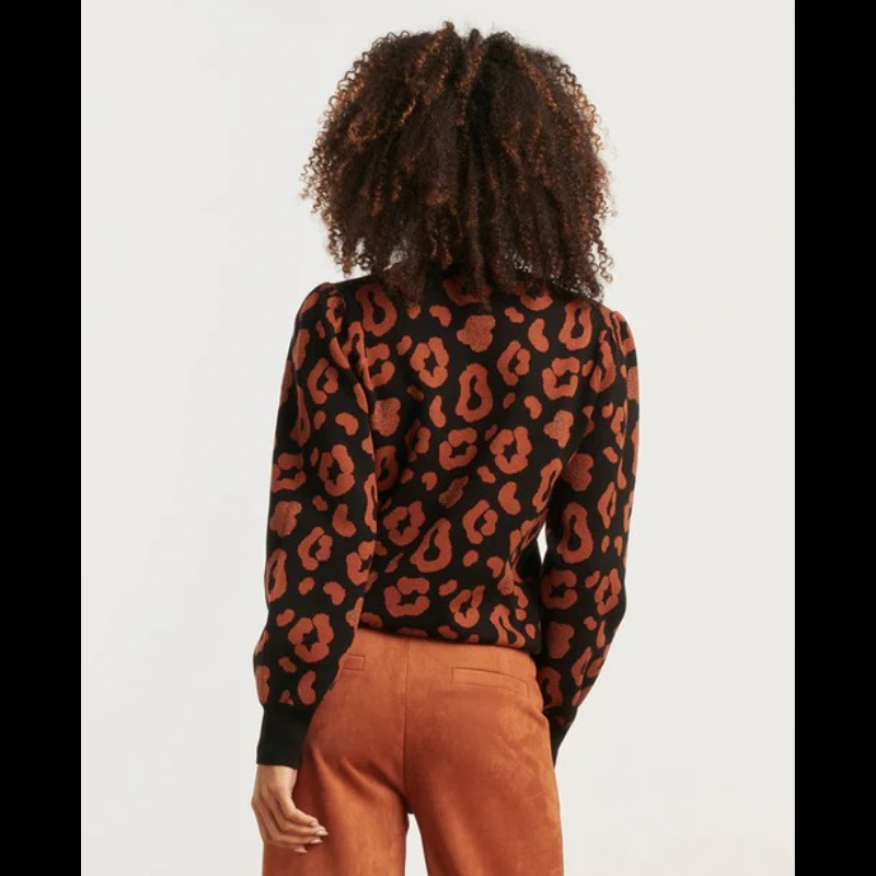 Camisola de decote redondo com padrão animal print em preto e cognac. Camisola de mangas compridas com volume.
Composição: 52%Viscose + 28%Poliéster + 20%Nylon