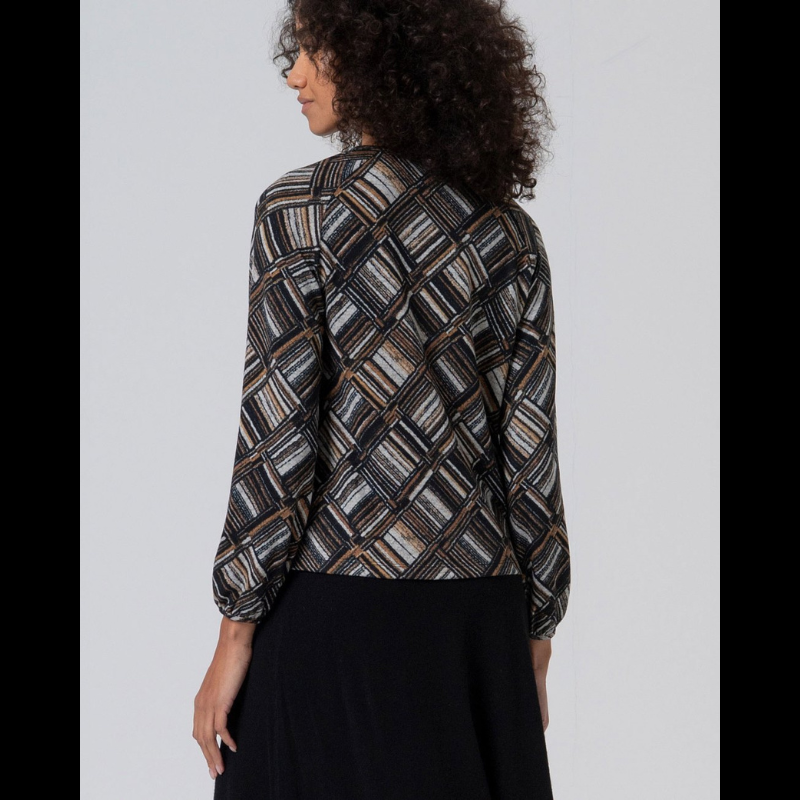 Camisola solta com padrão geométrico em tons preto, cinza e castanho. Decote redondo a fechar com um botão e deixar uma abertura em gota. Camisola de manga comprida a terminar em elástico.
Composição: 50%Poliéster reciclado + 45%Poliéster + 5%Elastano