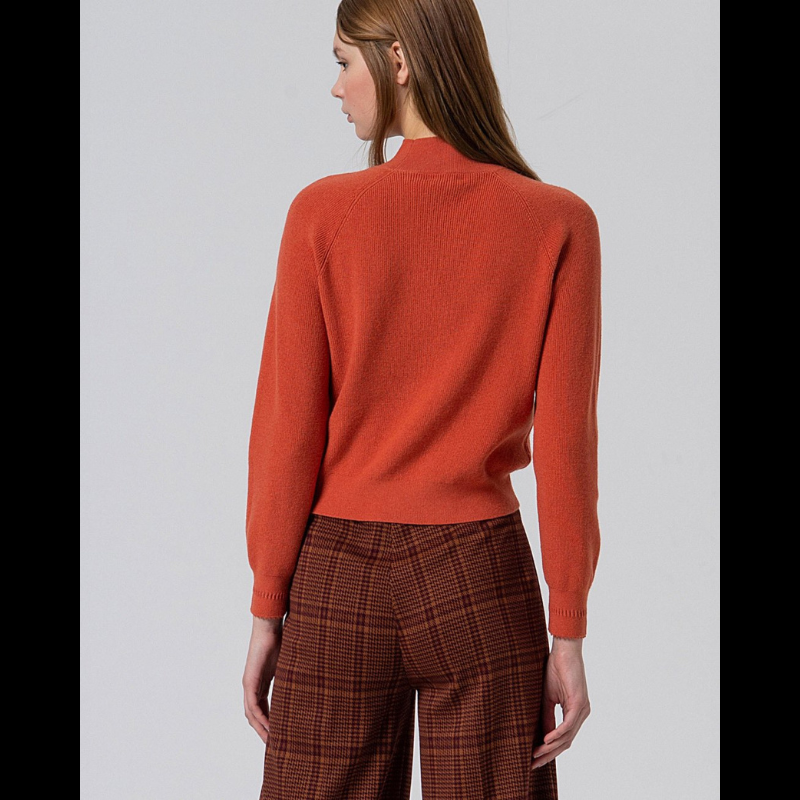 Camisola com gola perkings e manga reglã na cor tijolo. Punhos com pormenores.
Composição: 64%Poliéster b+ 30%Nylon + 6%Lã