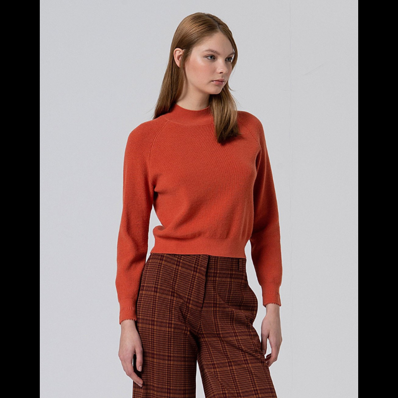 Camisola com gola perkings e manga reglã na cor tijolo. Punhos com pormenores.
Composição: 64%Poliéster b+ 30%Nylon + 6%Lã