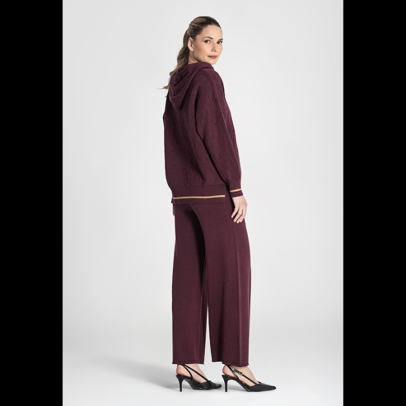 Camisola, em borgonha, de decote redondo e com textura de relevos "RR". Camisola com capucho e detalhas em dourado.
Composição: 60%Liocel + 30%Algodão + 10%Lurex