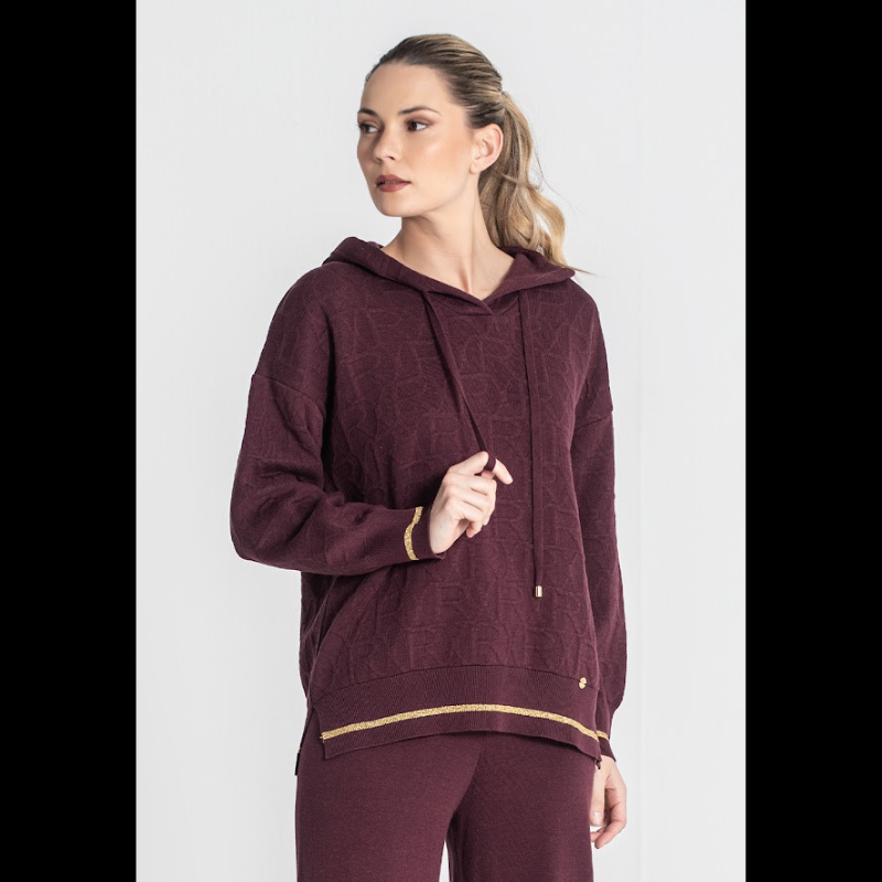 Camisola, em borgonha, de decote redondo e com textura de relevos "RR". Camisola com capucho e detalhas em dourado.
Composição: 60%Liocel + 30%Algodão + 10%Lurex
