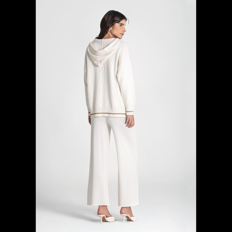 Camisola, em crú, de decote redondo e com textura de relevos "RR". Camisola com capucho e detalhas em dourado.
Composição: 60%Liocel + 30%Algodão + 10%Lurex