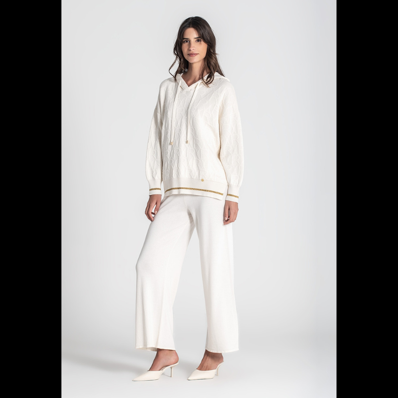 Camisola, em crú, de decote redondo e com textura de relevos "RR". Camisola com capucho e detalhas em dourado.
Composição: 60%Liocel + 30%Algodão + 10%Lurex